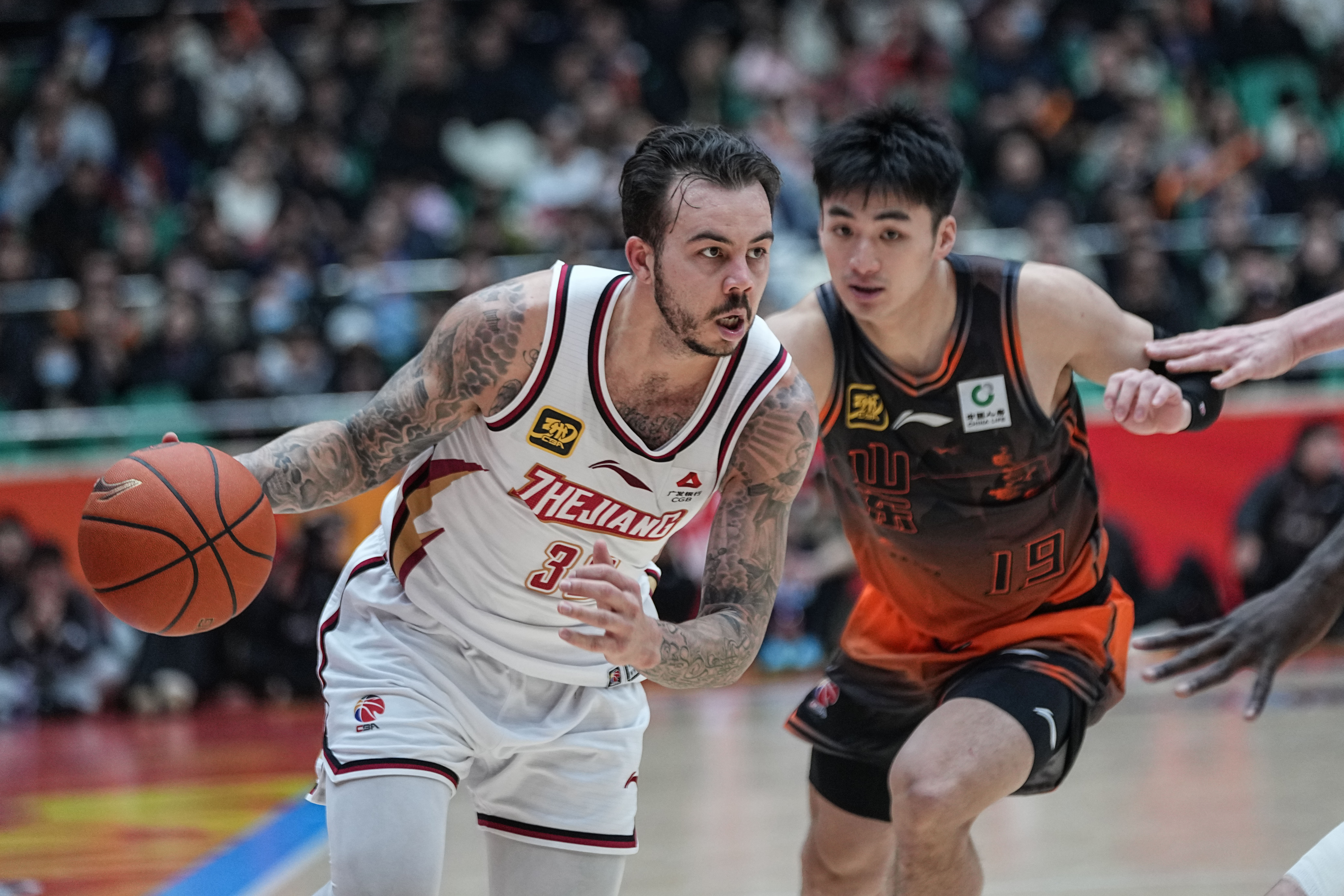 星空体育-转会期突围战来临，山东男篮围绕NBA常规赛官宣签约，引发热议，临场指挥获称赞的简单介绍