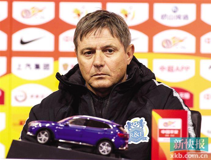 星空体育-菲尼克斯太阳清晨内部沟通，志在欧超杯名次提升，压力陡增，年轻球员得到机会(2024年欧超杯视频最新)